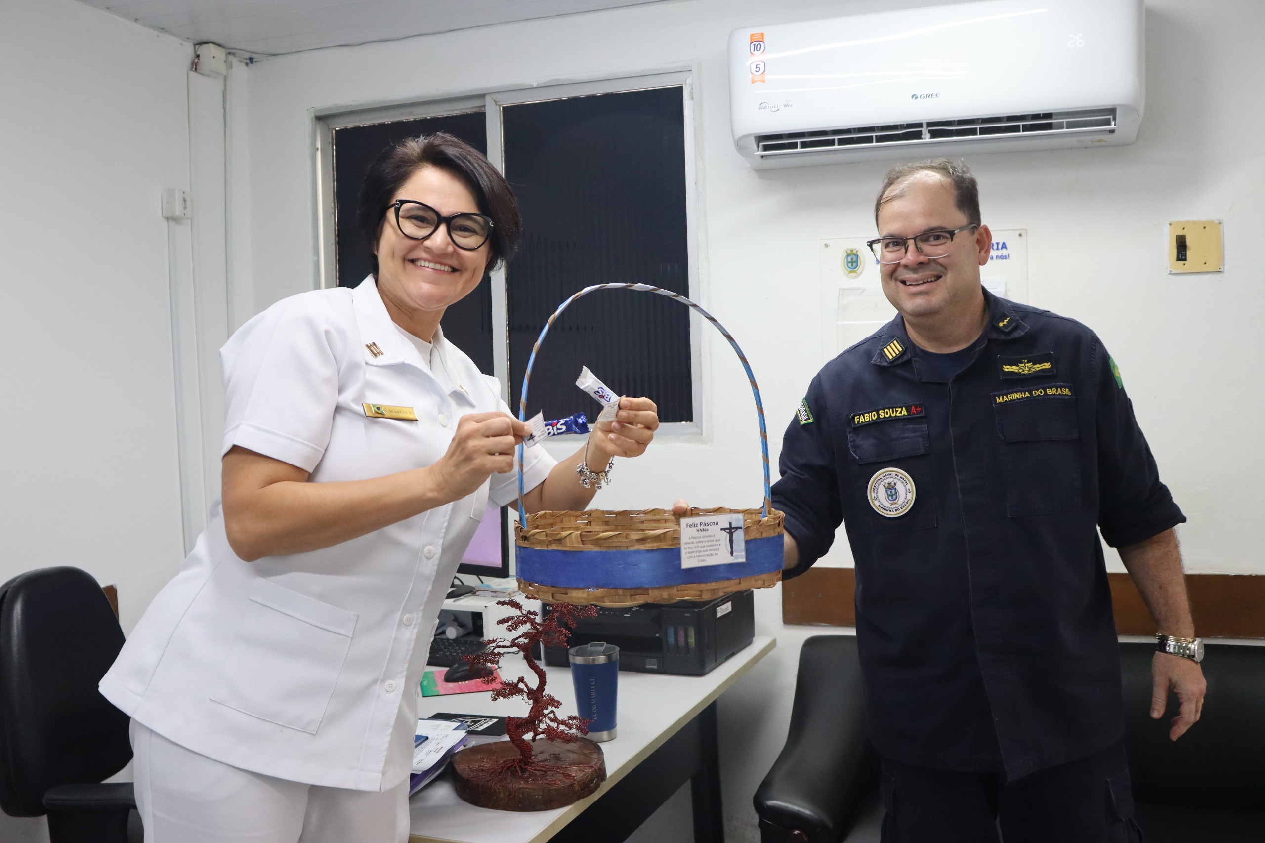 Diretor do HNNa entrega de chocolates para a Tripulação 