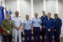 Militares da DAbM visitam CELOG da Aeronáutica