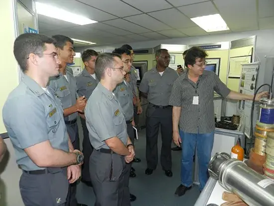 Instituto de Pesquisas da Marinha recebe visita de Aspirantes da Escola Naval