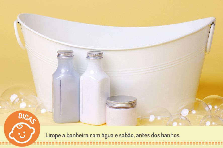 Limpe a banheira com água e sabão, antes dos banhos