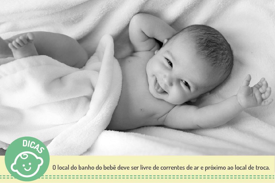 Local do banho do bebê deve ser livre de correntes de ar e próximo ao local da troca