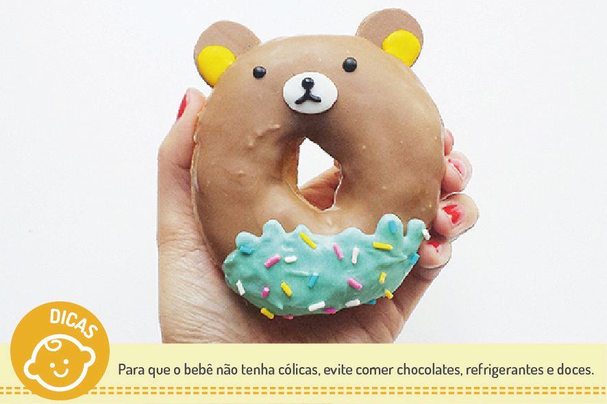 Para que o bebê não tenha cólicas, evite comer chocolates, refrigerantes e doces