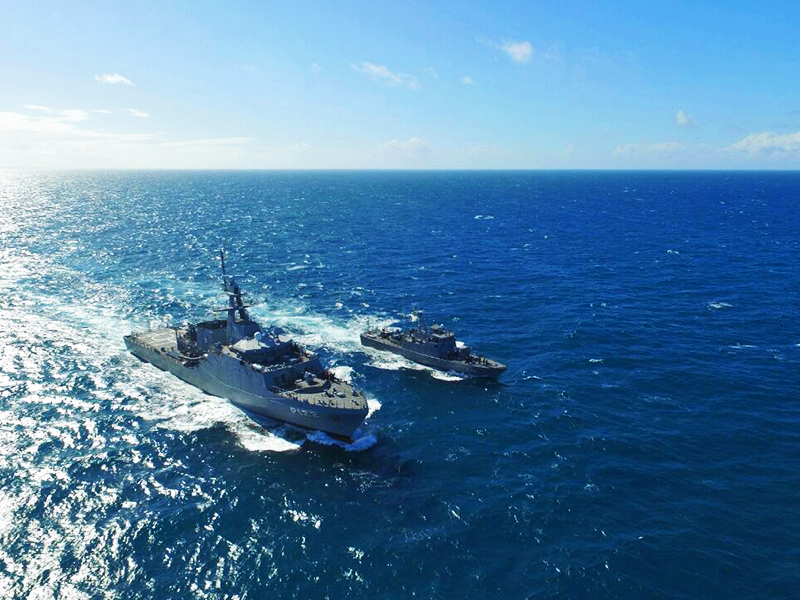 O Navio-Patrulha Oceânico “Araguari” realizou exercício de Light-Line com o Navio-Patrulha “Graúna”