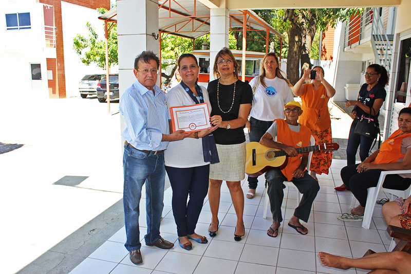 Entrega do Certificado pelo Dr