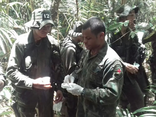 O 2° SG-FN-EF Wellington Amorim Silva realiza o teste , com o aparelho refratômetro no aluno do curso C-Exp-ComAnf Cópia.jpg