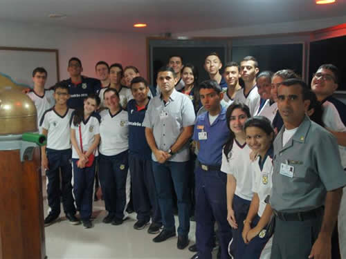 O CC  RM1 T Roseno acompanhando a visita dos alunos do CMF  ao SiAvIn (Custom).jpg