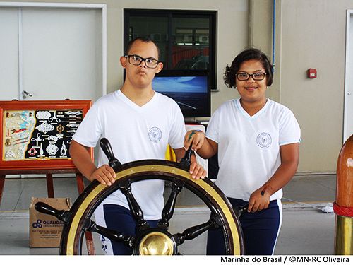 Participantes posando para fotos no stand da Marinha - Cópia