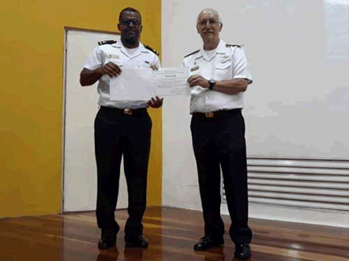 Aluno-do-CFO-2019-entrega-o-certificado-ao-AE-Carlos-Augusto-WEB
