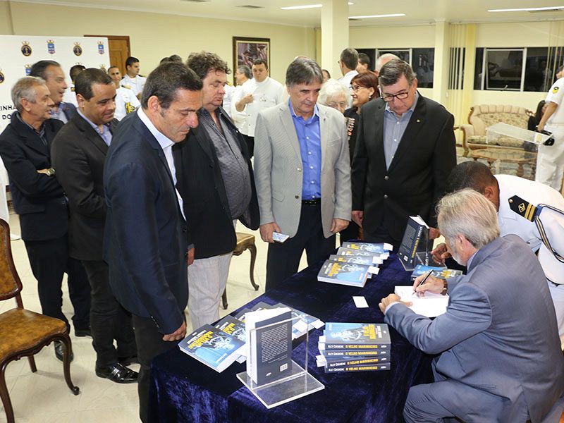 Diversas personalidades participaram da sessão de autógrafos