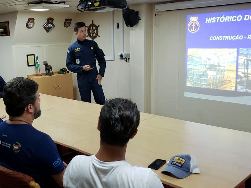 Família Schurmann assiste a palestra no Navio-Patrulha Oceânico Araguari