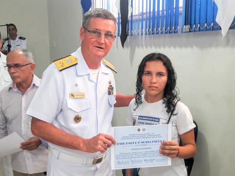 Vice-Almirante Edervaldo entrega certificado