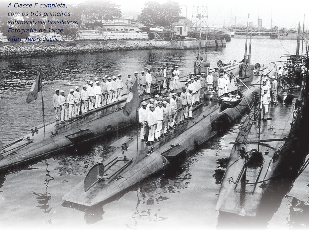 Reprodução da Fotografia de Jorge Kfuri, retratando a Classe F completa, com os três primeiros submersíveis brasileiros.