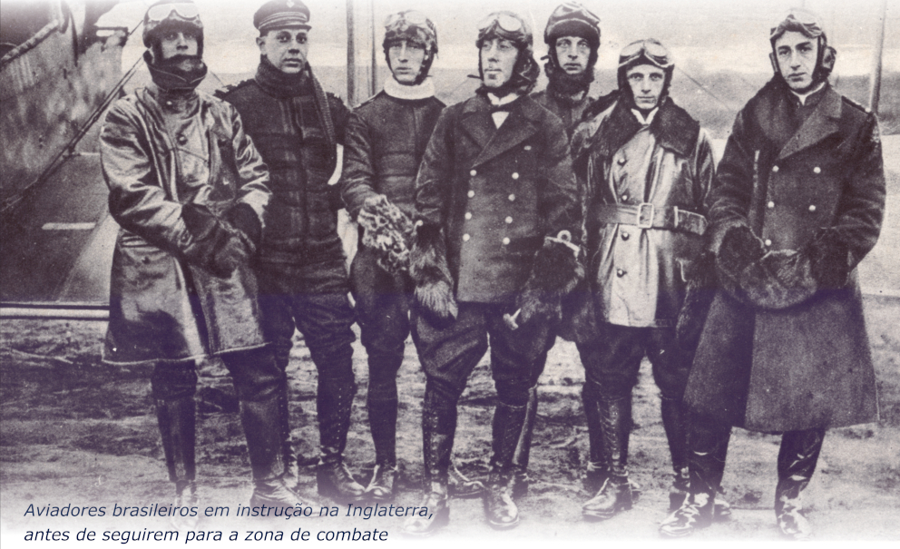 Fotografia retratando os Aviadores brasileiros em instrução na Inglaterra, antes de seguirem para zona de combate.