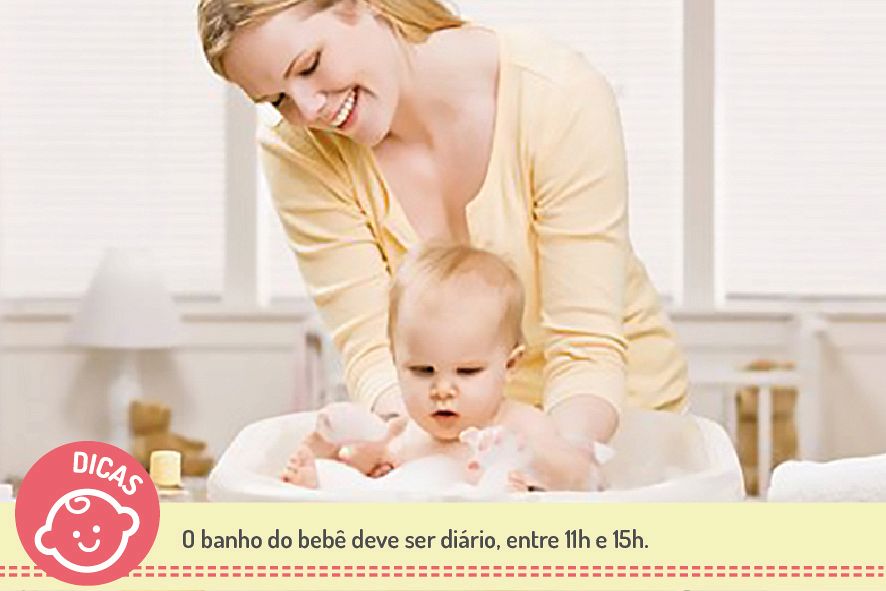 O banho do bebê deve ser diário, entre 11h e 15h